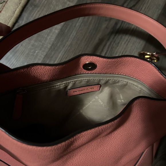 Micheal kors peach coral purse - Picture 3 of 5